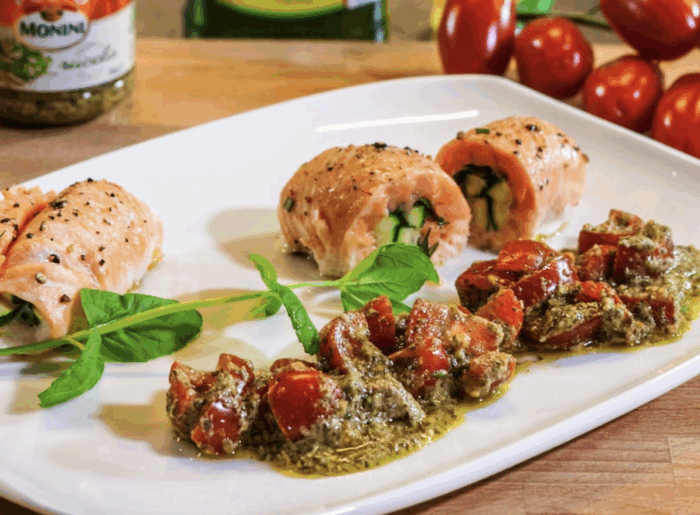 Pieczone roladki z łososia z cukinią