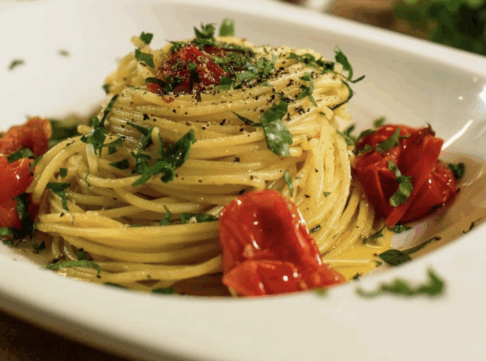 Spaghetti aglio olio e peperoncino con pomodorini