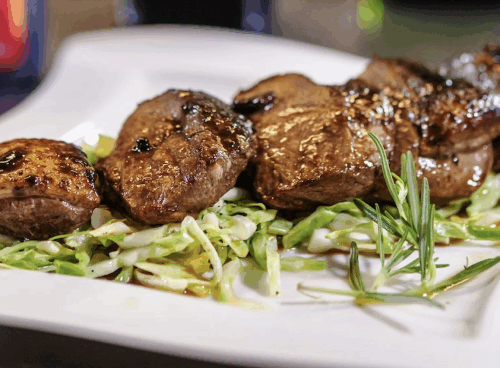 Pierś kaczki z glassą malinową i sałatką z młodej kapusty włoskiej