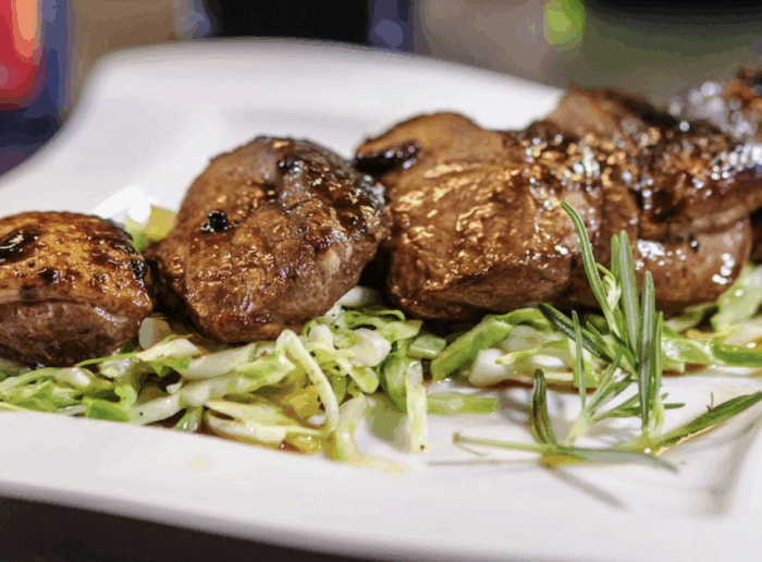 Pierś kaczki z glassą malinową i sałatką z młodej kapusty włoskiej