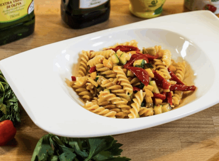 Fusilli z warzywami z patelni
