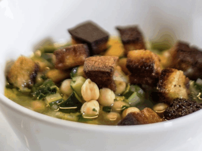 Zupa z ciecierzycy z grzankam