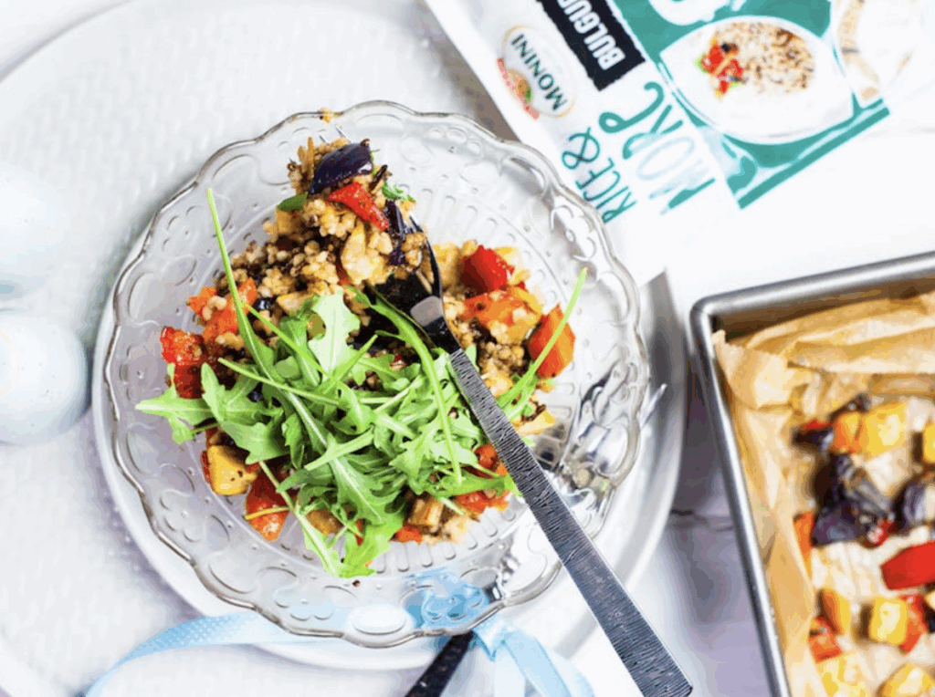 Sałatka z warzywami i rice and more 90 sek. bulgur i quinoa