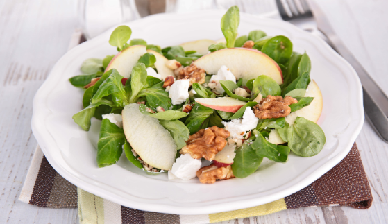 Feigen-, walnuss- und apfelsalat