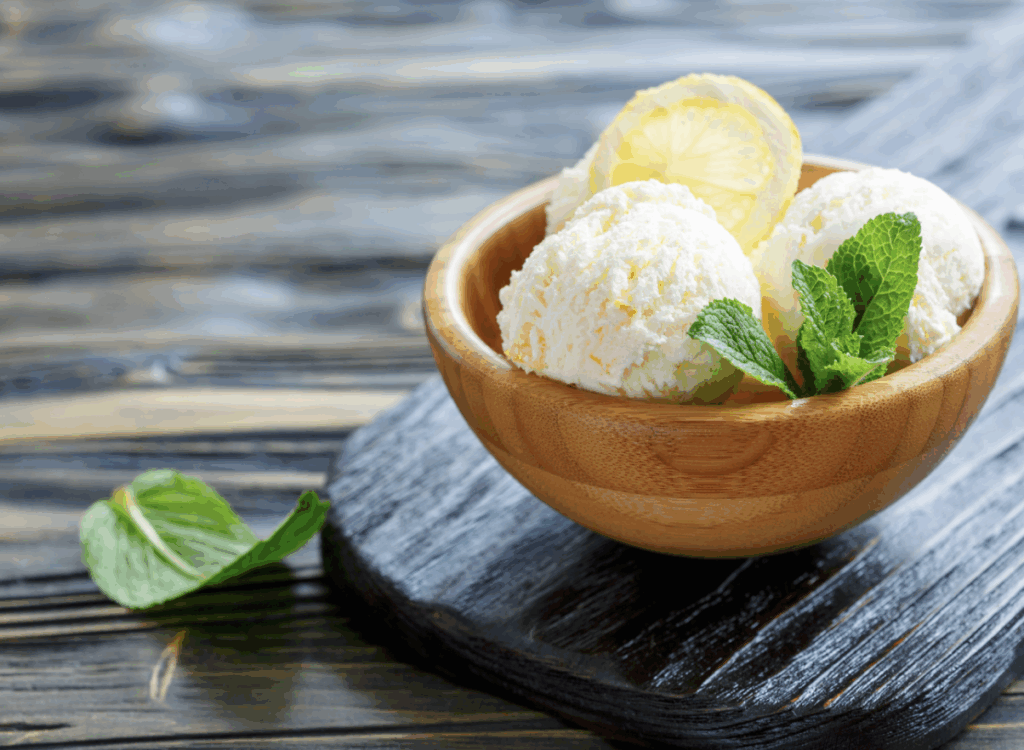 Citroen gelato op een amaretti koekje en amandel wafeltje