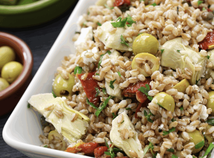 Koude spelt en artisjoksalade