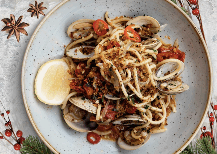 Spaghetti con le vongole e pane croccante