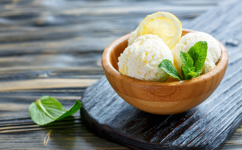 Gelato al limone su cialda di amaretti e mandorle