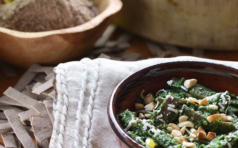 Pasta di grano saraceno al pesto di cavolo nero