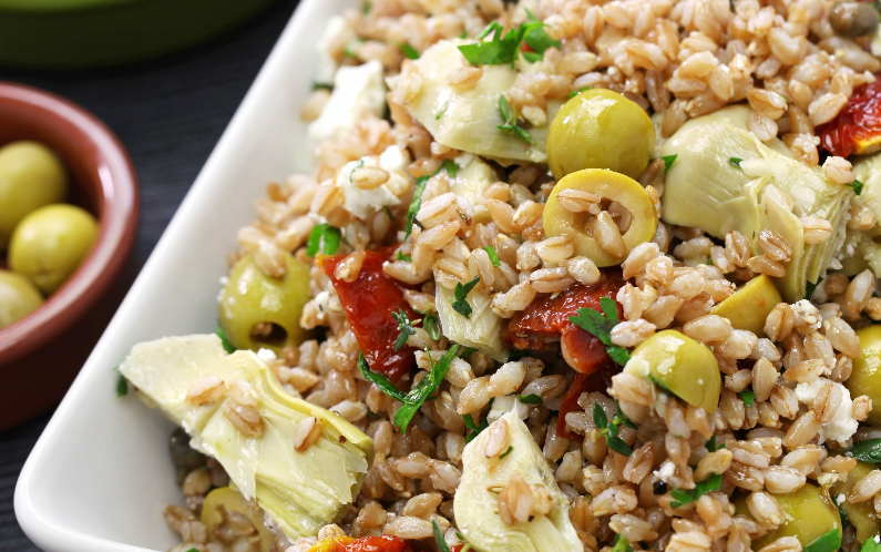 Kalter dinkel- und artischockensalat