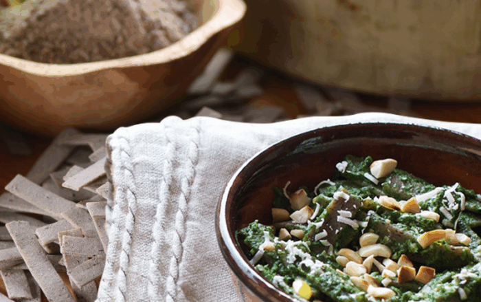 Buchweizennudeln mit Schwarzkohlpesto