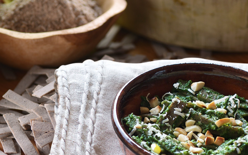 Buchweizennudeln mit Schwarzkohlpesto