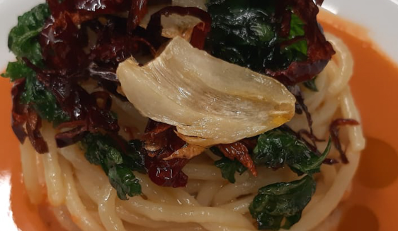 Špageti sa belim lukom, uljem, papričicom i kremom od brancina