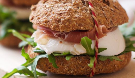 Integralni sendviči sa pršutom, mocarelom i rukolom