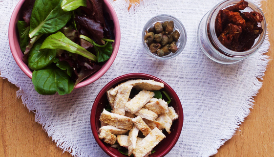 Salata sa ćuretinom, kaprom i sušenim paradajzom