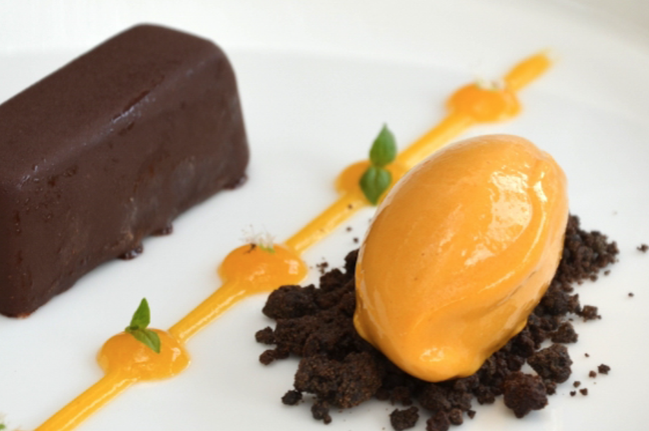 Шоколадный баваризе с абрикосовым сорбетом и оливковым маслом