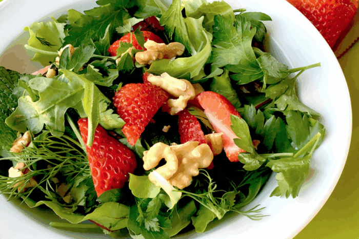 Salata sa jagodama i aromatičnim biljem