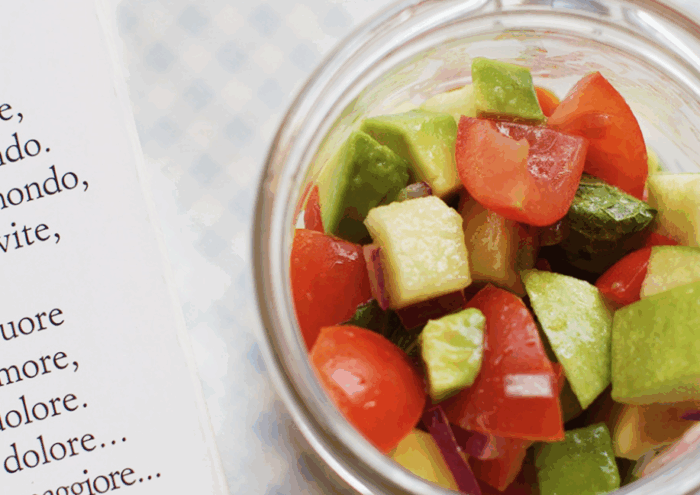 Gvakamole salata na naš način sa paradajzom i crvenim lukom