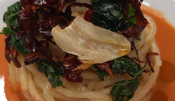 Спагетти с соусом из морского окуня, чесноком, маслом и острым красным перцем