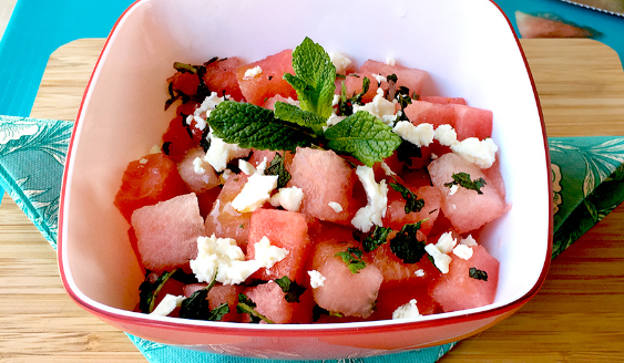 Салат с арбузом и сыром фета