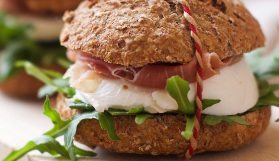 Панини с вяленой ветчиной, сыром моцарелла и рукколой